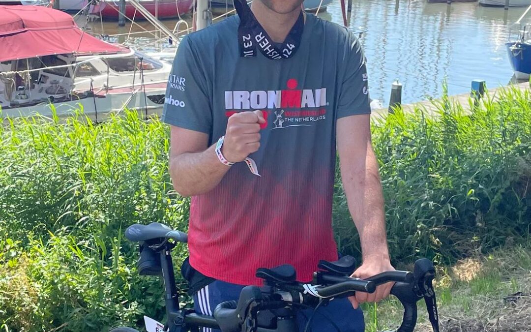 Casper Kimman in de halve triathlon van Amsterdam voor Stichting Koroboi